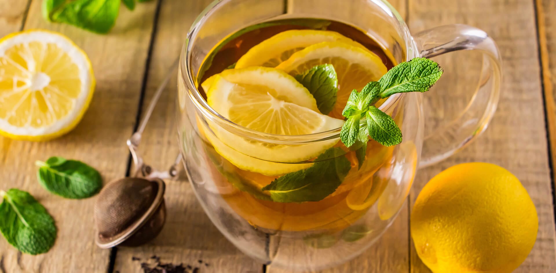 herbal-tea-with-lemon-and-mint-on-wooden-backgroun-PA3M6RN
